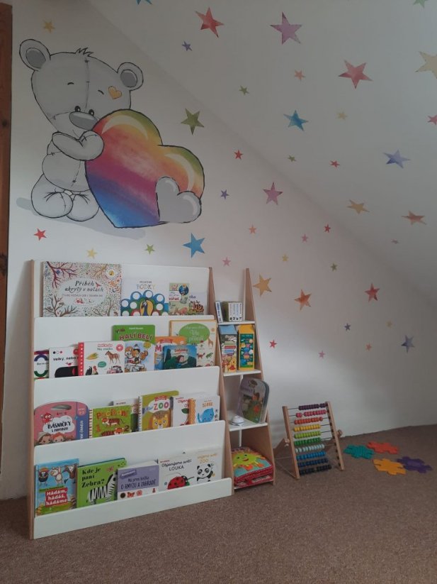 Montessori knihovna s poličkami